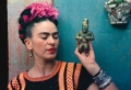 Frida Khalo - Making her self up