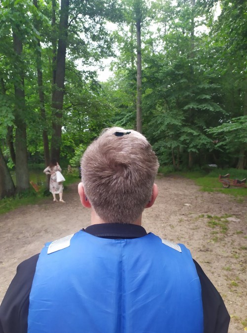 Czlwiek z wazka na glowie